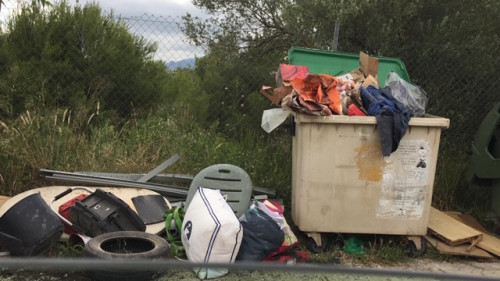 Detectem un nou abocament de voluminosos i trastos vells a la via pública al barri de Sant Miquel d'Abrera