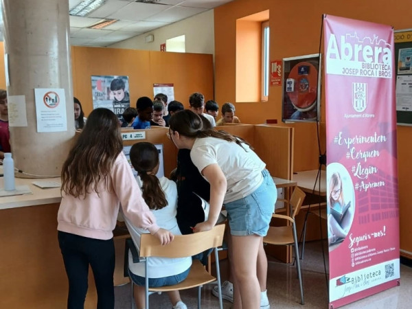 Els i les escolars d'Abrera visiten la Biblioteca Josep Roca i Bros, per conèixer l'equipament i els serveis que s'ofereixen