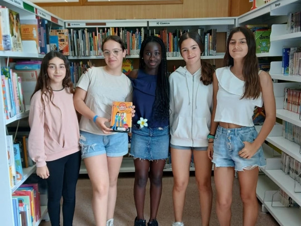 Els i les escolars d'Abrera visiten la Biblioteca Josep Roca i Bros, per conèixer l'equipament i els serveis que s'ofereixen