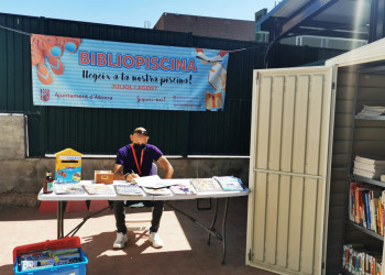 Tornem a refrescar-nos amb les lectures de la Bibliopiscina d'Abrera a la nostra Piscina Municipal d'Estiu!