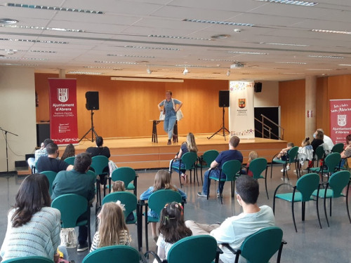Commemorem el Dia Internacional de les famílies! Bona acollida del conta contes “La família de les germanes Algaba” en la Casa de Cultura