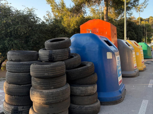Siguem cívics! Detectem i netegem un nou abocament de residus a la via pública en una zona de contenidors del barri de Can Vilalba