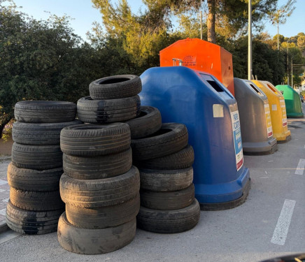 Siguem cívics! Detectem i netegem un nou abocament de residus a la via pública en una zona de contenidors del barri de Can Vilalba
