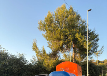 Siguem cívics! Detectem i netegem un nou abocament de residus a la via pública en una zona de contenidors del barri de Can Vilalba