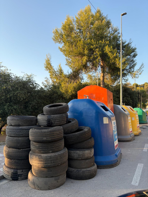 Siguem cívics! Detectem i netegem un nou abocament de residus a la via pública en una zona de contenidors del barri de Can Vilalba