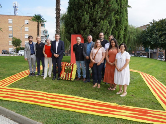 El dijous 11 de setembre de 2025 hem commemorat, un any més, la Diada Nacional de Catalunya amb la tradicional ofrena floral i una cantada d'havaneres. Ofrena floral 2025. Ajuntament d'Abrera