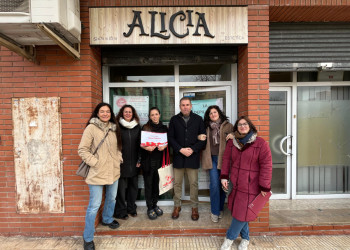 Lliurem els xecs als establiments guanyadors del 15è Concurs d’Aparadors Nadalencs d'Abrera. Enhorabona! Alicia