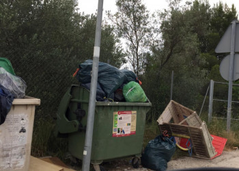 Detectem un nou abocament de voluminosos i trastos vells a la via pública al barri de Sant Miquel d'Abrera