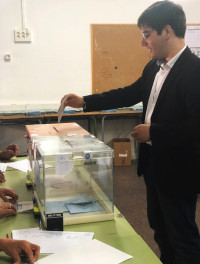 Candidat AComú Joaquin Eandi votant.JPG