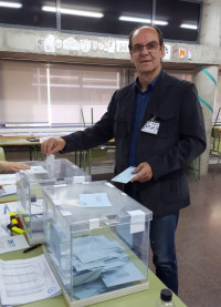 Candidat ADA Miquel Carrión votant.jpg