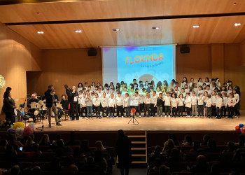 Assistim a la cantata ‘Florinda, la vaca pallassa’, a càrrec de l’alumnat de 2n de primària de les escoles Francesc Platón i Sartí, Ernest Lluch i Josefina Ibáñez i el professorat de l’Escola Municipal de Música d’Abrera