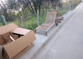 Residus depositats a la via pública. Carrer Gardènia