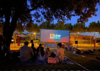 Cinema al carrer! Projecció de Perdiendo el este. Dissabte, 4 de juliol de 2020