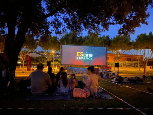 Cinema al carrer! Projecció de Perdiendo el este. Dissabte, 4 de juliol de 2020