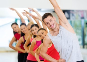 A Abrera, aquest estiu ens movem i fem esport! Vine a fer aeròbic a la fresca i posa't en forma a la sala de fitness del CAM a l'agost!