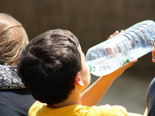 consells calor nen bevent aigua
