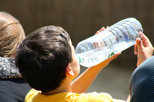 consells calor nen bevent aigua