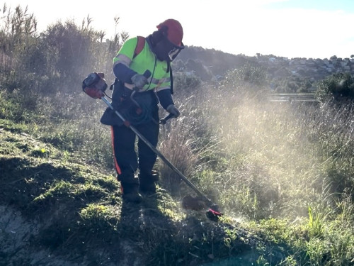 Continuem tenim cura de la via pública del nostre municipi amb nous treballs de desbrossament d’herbes i neteja dels vorals en els barris d'Abrera