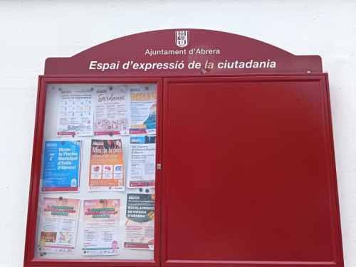 Millorem i adequem les cartelleres municipals del nucli urbà i dels barris d'Abrera - Casal de la Gent Gran