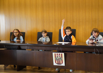 L'alumnat de tercer curs de l'Escola Josefina Ibáñez visita el consistori d'Abrera dins l'activitat 'El meu Ajuntament'. Moltes gràcies!