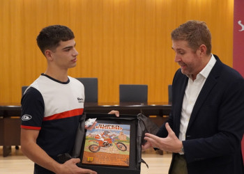Lliurem una placa de reconeixement al jove pilot abrerenc Ramón Godino, que s’ha proclamat Campió del món de SuperEnduro en la categoria Youth de 125 centímetres cúbics. Enhorabona!