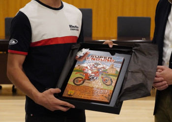 Lliurem una placa de reconeixement al jove pilot abrerenc Ramón Godino, que s’ha proclamat Campió del món de SuperEnduro en la categoria Youth de 125 centímetres cúbics. Enhorabona!
