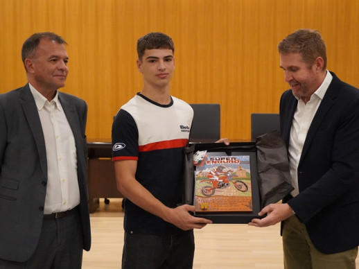 Lliurem una placa de reconeixement al jove pilot abrerenc Ramón Godino, que s’ha proclamat Campió del món de SuperEnduro en la categoria Youth de 125 centímetres cúbics. Enhorabona!