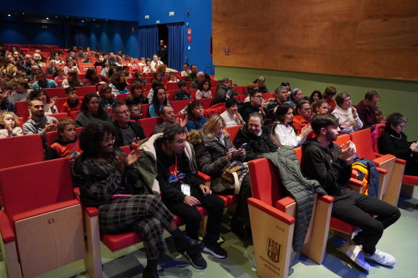 Commemorem el Dia de les Persones amb Diversitat Funcional a la Sala Municipal amb la lectura del manifest i l'espectacle del Mag Lini