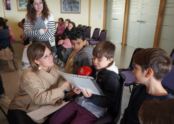 L'alumnat de tercer curs de l'Escola Ernest Lluch visita el consistori d'Abrera dins l'activitat 'El meu Ajuntament' d'aquest curs 2025-2026