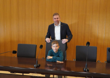 L'alumnat de tercer curs de l'Escola Ernest Lluch visita el consistori d'Abrera dins l'activitat 'El meu Ajuntament' d'aquest curs 2025-2026