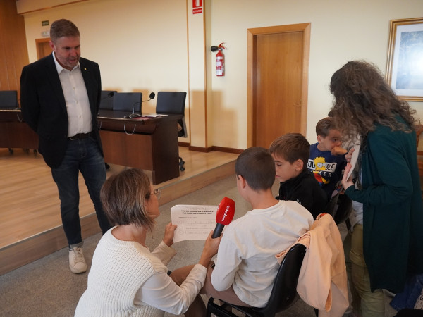 L'alumnat de tercer curs de l'Escola Ernest Lluch visita el consistori d'Abrera dins l'activitat 'El meu Ajuntament' d'aquest curs 2025-2026