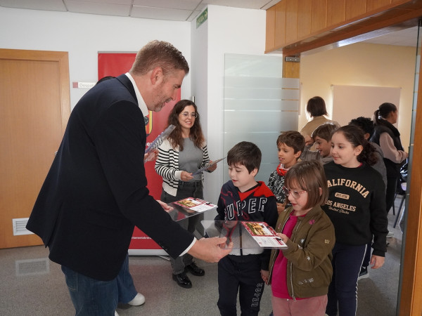 L'alumnat de tercer curs de l'Escola Ernest Lluch visita el consistori d'Abrera dins l'activitat 'El meu Ajuntament' d'aquest curs 2025-2026