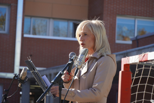 Rebem a Abrera la visita institucional de la delegada del Govern de la Generalitat de Catalunya a Barcelona, Pilar Díaz. Homenatge a Ernest Lluch a l'Escola Ernest Lluch d'Abrera