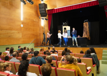 A Abrera hem commemorat el Dia Internacional de la Nena amb l’espectacle familiar de titelles ‘Bruixanteris’