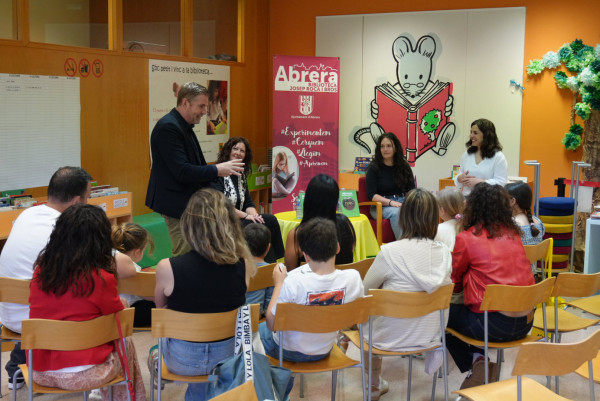 Les autores locals Vanessa Coca i Verònica Gallardo presenten el seu llibre infantil 'Abrera al Descobert' a la Biblioteca Josep Roca i Bros