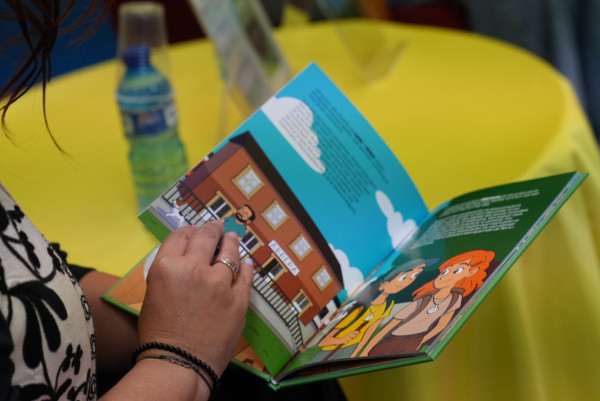 Les autores locals Vanessa Coca i Verònica Gallardo presenten el seu llibre infantil 'Abrera al Descobert' a la Biblioteca Josep Roca i Bros