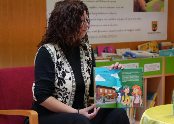Les autores locals Vanessa Coca i Verònica Gallardo presenten el seu llibre infantil 'Abrera al Descobert' a la Biblioteca Josep Roca i Bros