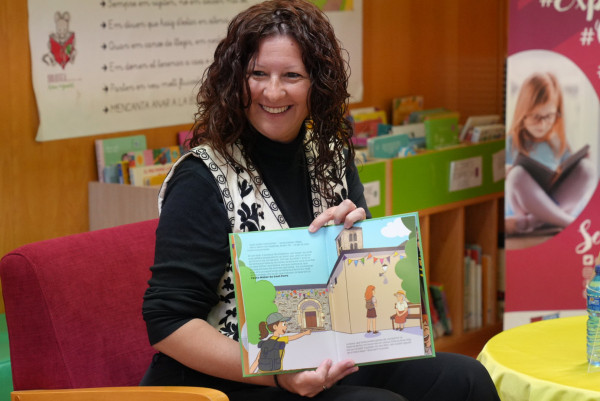 Les autores locals Vanessa Coca i Verònica Gallardo presenten el seu llibre infantil 'Abrera al Descobert' a la Biblioteca Josep Roca i Bros