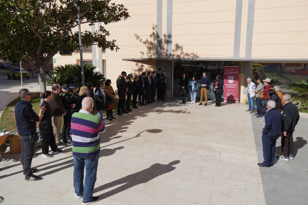 Minut de silenci davant l'Ajuntament d'Abrera pels dos guàrdies civils morts en acte de servei a Barbate (Cadis)