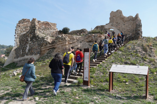Continuem donant a conèixer a l'alumnat els nostres elements patrimonials, amb una visita del grup de sisè de l'Escola Josefina Ibáñez al Castell de Voltrera d'Abrera