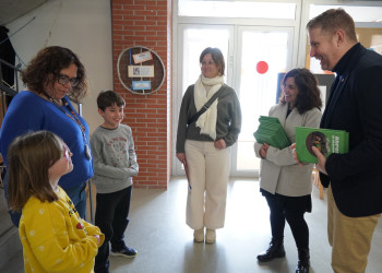 Lliurem als nostres centres educatius exemplars del llibre 'Abrera al Descobert', per descobrir el municipi en família!