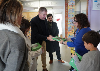 Lliurem als nostres centres educatius exemplars del llibre 'Abrera al Descobert', per descobrir el municipi en família!