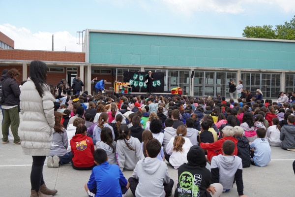 Els centres educatius abrerencs celebren un any més la Diada de Sant Jordi amb Jocs Florals, activitats i la participació de les associacions de famílies d'alumnes. Escola Ernest Lluch