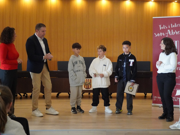 Abrera promou la cultura emprenedora amb el programa CuEmE. Les cooperatives de 5è de l’Escola Francesc Platón i Sartí presenten els seus projectes i recullen els seus NIF