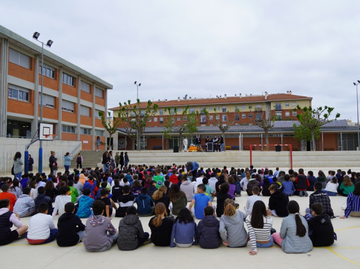 Els centres educatius abrerencs celebren la Diada de Sant Jordi amb Jocs Florals, activitats i la participació de les associacions de mares i pares. Escola Francesc Platón i Sartí