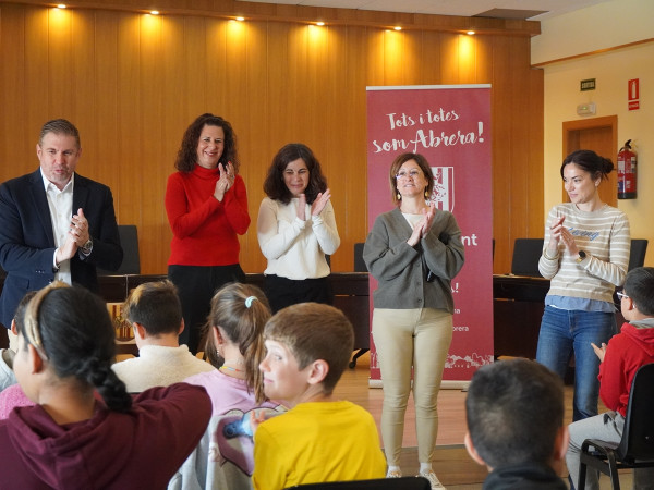 Abrera promou la cultura emprenedora amb el programa CuEmE. Les cooperatives de 5è de l’Escola Francesc Platón i Sartí presenten els seus projectes i recullen els seus NIF