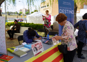 Èxit de participació a la IV Fira de Sant Jordi d'Abrera, amb parades de roses, llibres, autors/res locals, entitats, formacions polítiques, comerços i diferents activitats per a tothom