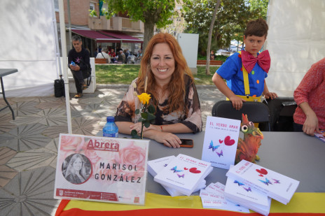 Èxit de participació a la IV Fira de Sant Jordi d'Abrera, amb parades de roses, llibres, autors/res locals, entitats, formacions polítiques, comerços i diferents activitats per a tothom