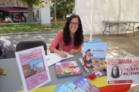 Èxit de participació a la IV Fira de Sant Jordi d'Abrera, amb parades de roses, llibres, autors/res locals, entitats, formacions polítiques, comerços i diferents activitats per a tothom