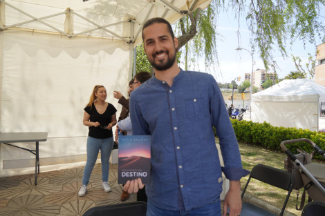 Èxit de participació a la IV Fira de Sant Jordi d'Abrera, amb parades de roses, llibres, autors/res locals, entitats, formacions polítiques, comerços i diferents activitats per a tothom